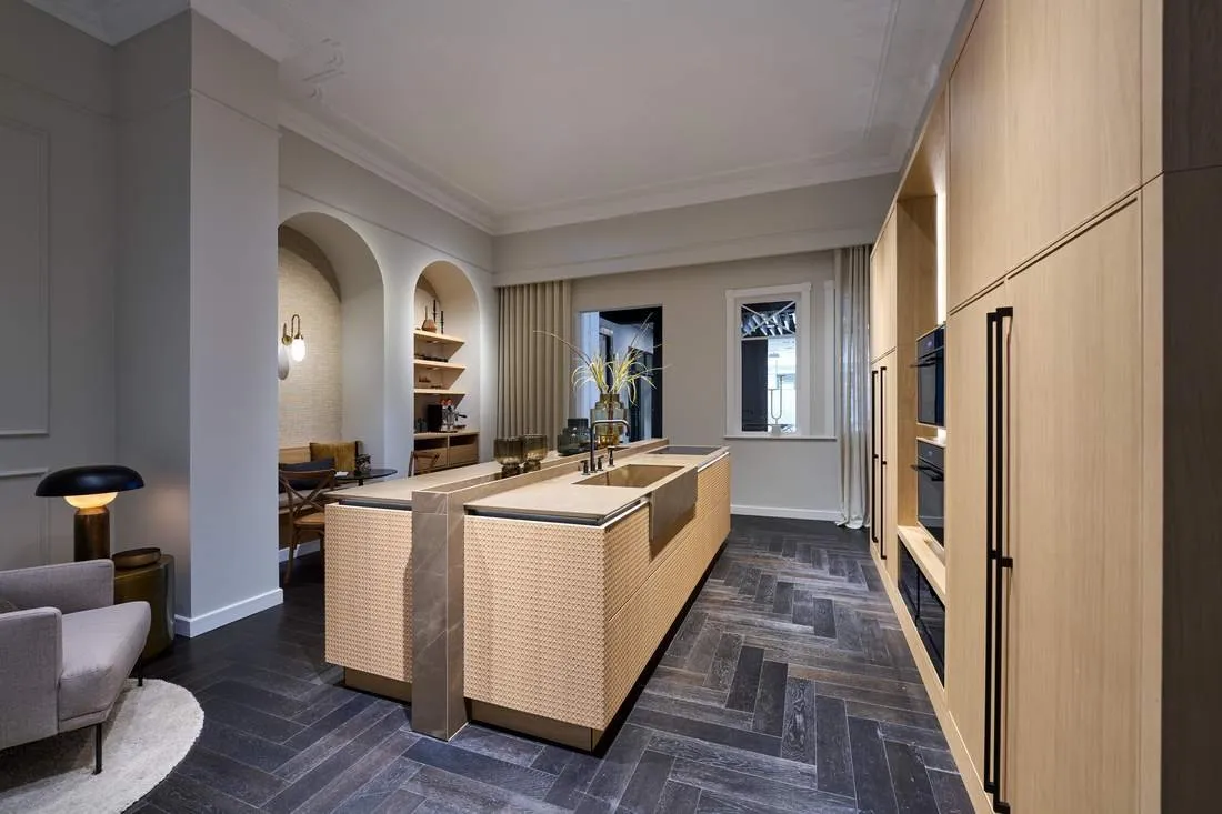 av 6065|elegant oak